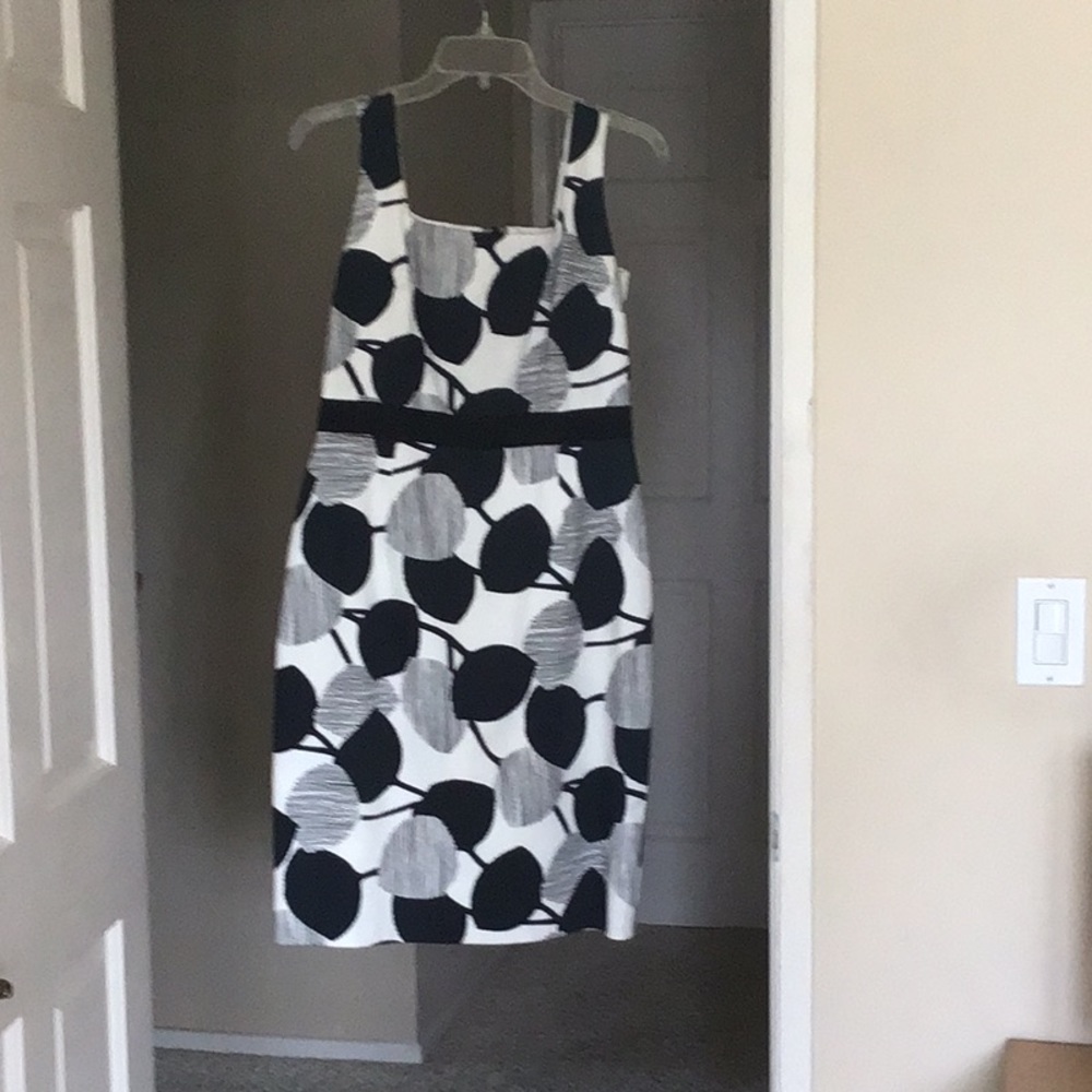 David Meister size 6 Back & White geometric design